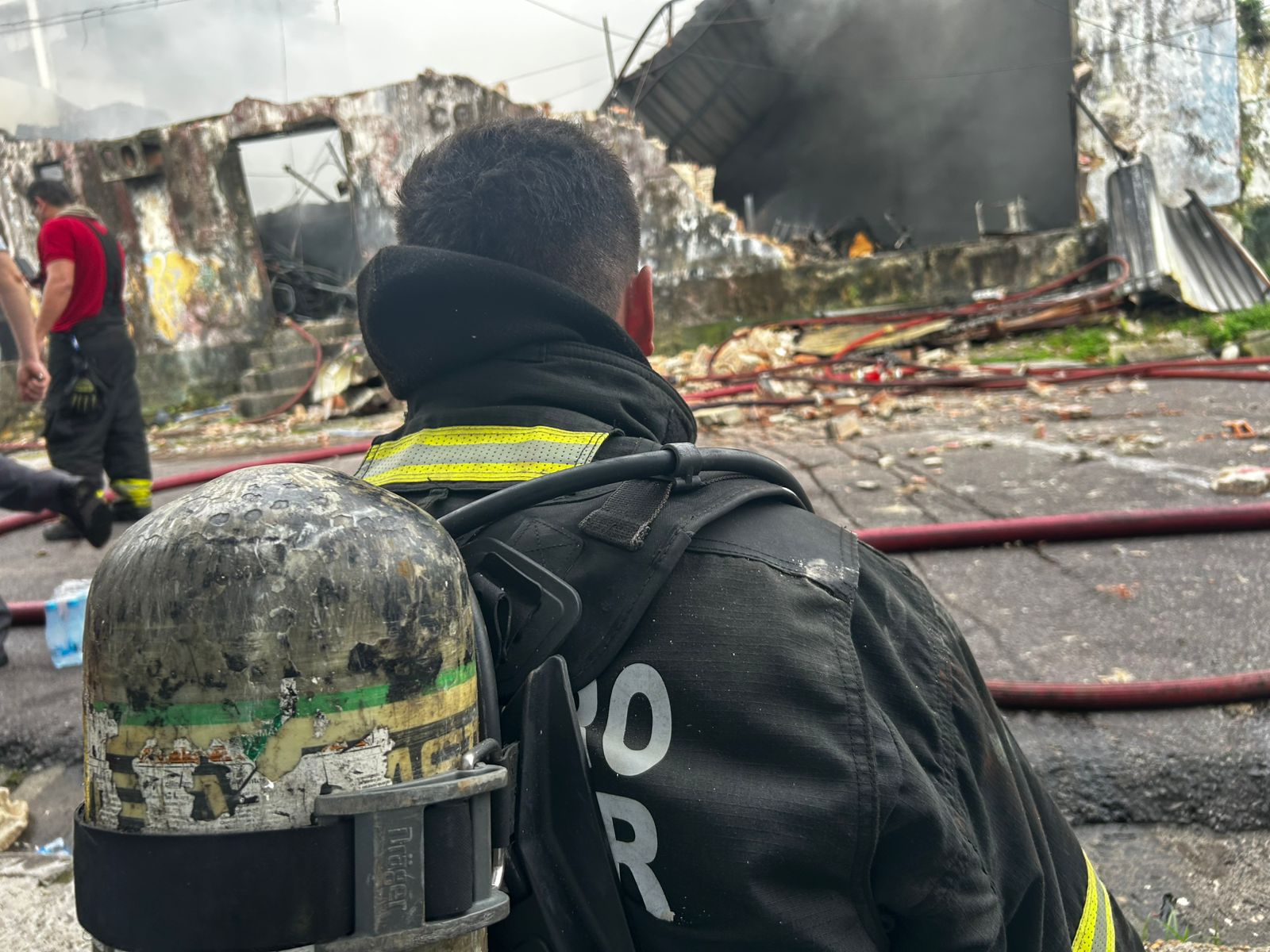 Bombeiros fazem rescaldo - Foto: Jander Robson/Portal do Holanda