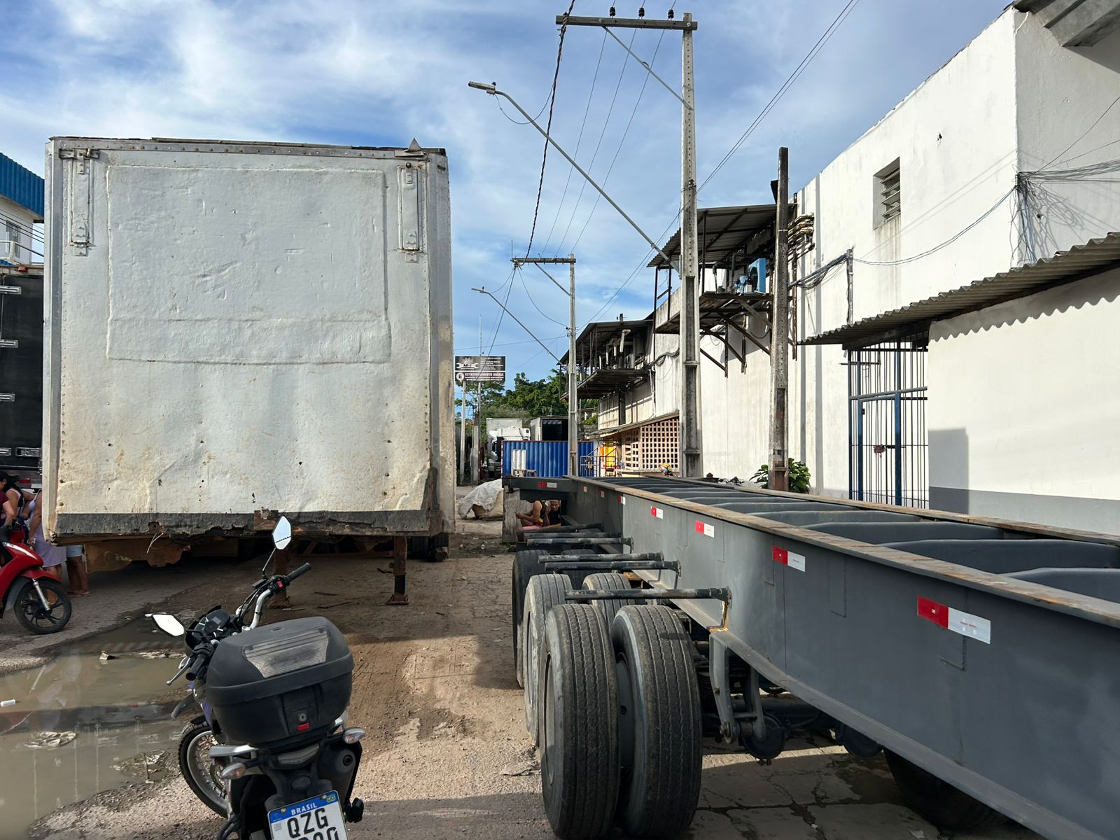 Moradores reclamam sobre a quantidade de carretas na via - Foto: Jander Robson / Portal do Holanda