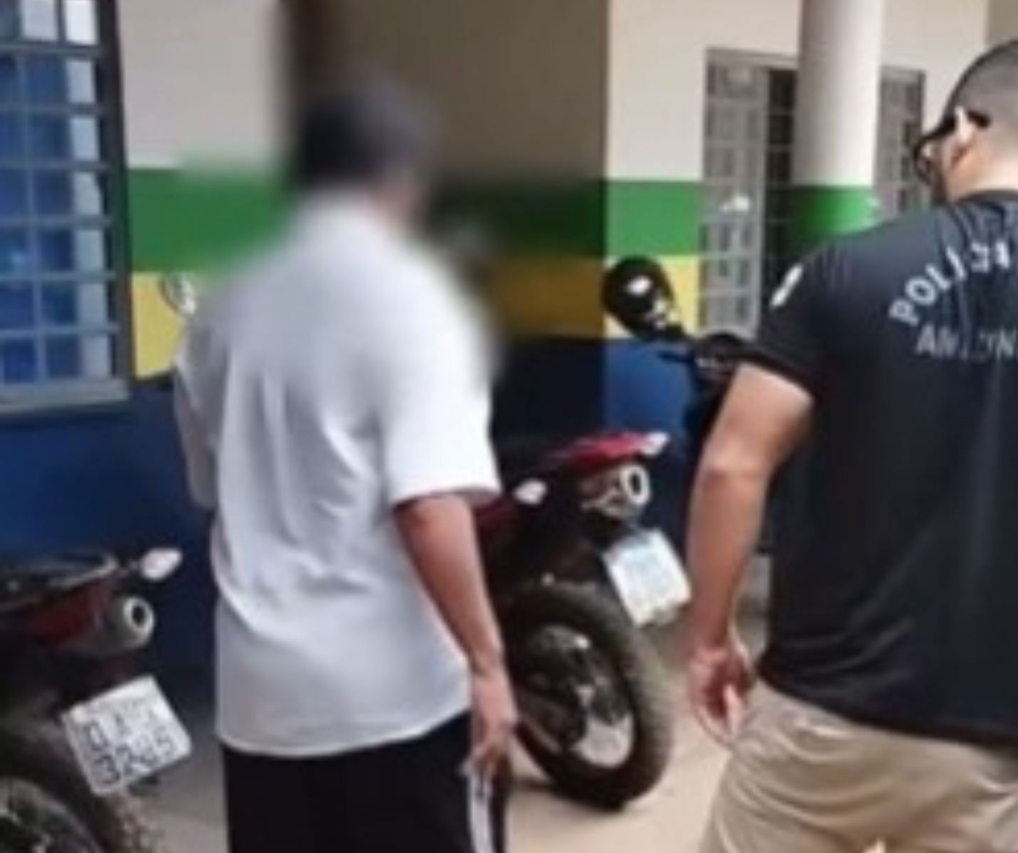  Preso que abusou da bisneta da esposa é conduzido a delegacia / Foto: Reprodução