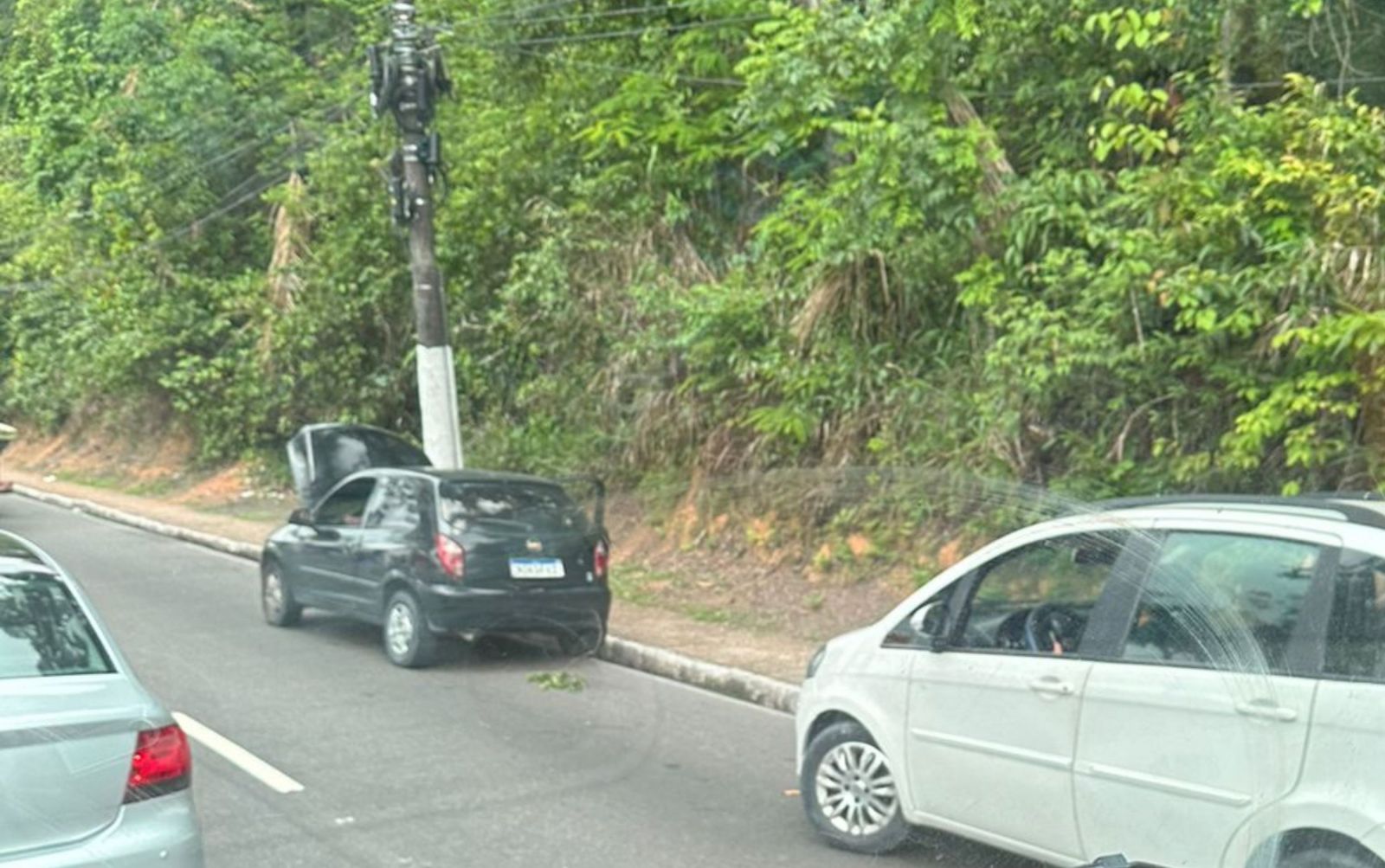 Carro em pane prejudicou ainda mais o trânsito. - Foto: Divulgação