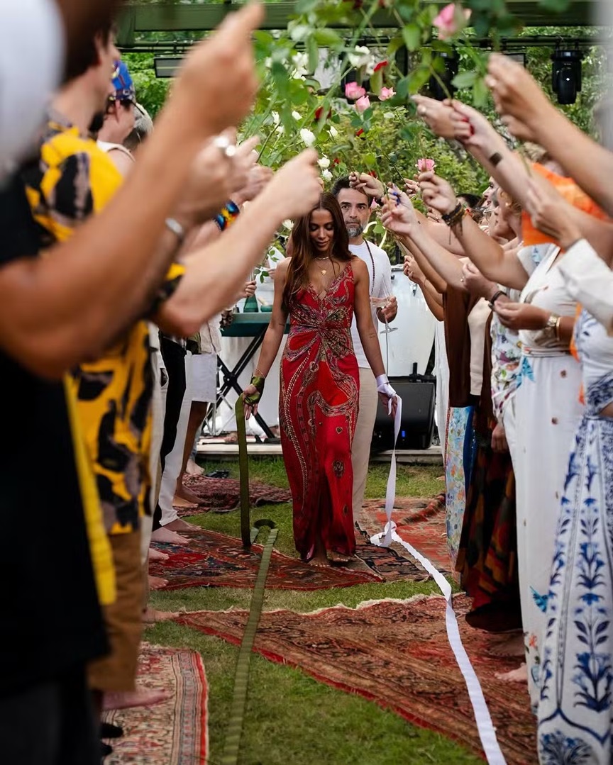 Anitta celebra chegada de nova idade com ritual hindu.