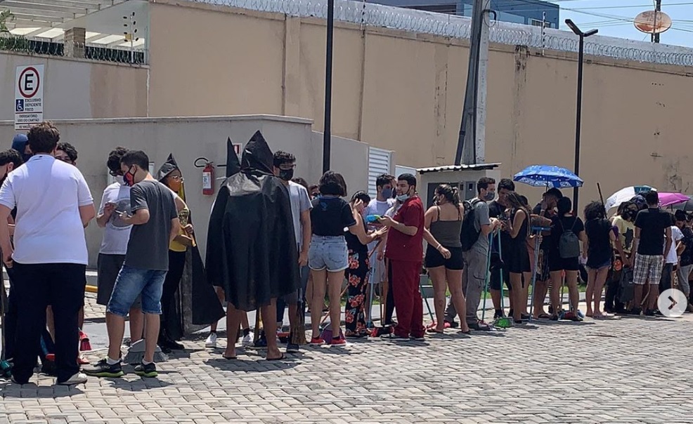 Clientes em Manaus aguardam por horas na fila para ganhar um sanduíche grátis. Foto: Instagram