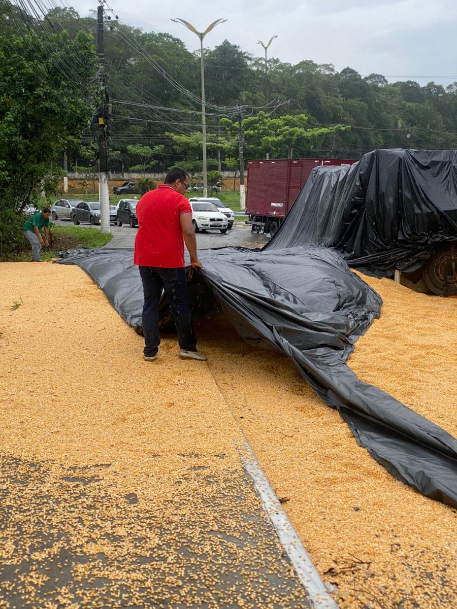 Carreta tombada - Foto: Divulgação