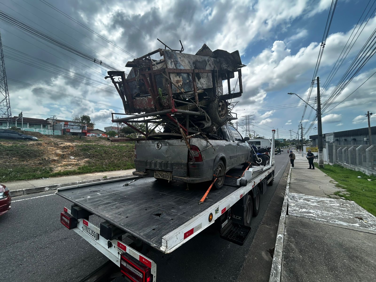 Carro estava sem condições de circular - Foto: Jander Robson/Portal do Holanda