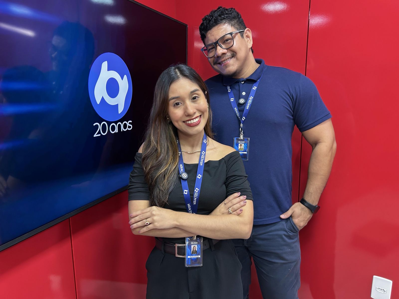 Os apresentadores Thalita Eduarda e Paulo Rabelo posam nos estúdios do Portal do Holanda. Produção: André Protázio e Paulo Rabelo.