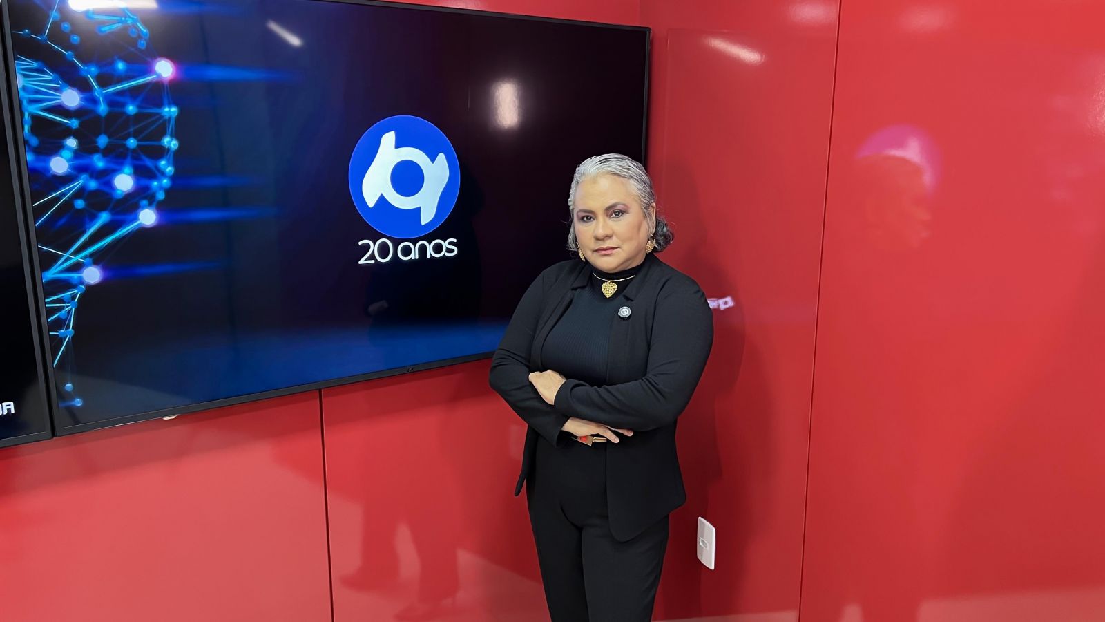 A apresentadora Ednilza Guedes nos estúdios do Portal do Holanda. Produção de André Protázio e Paulo Rabelo.