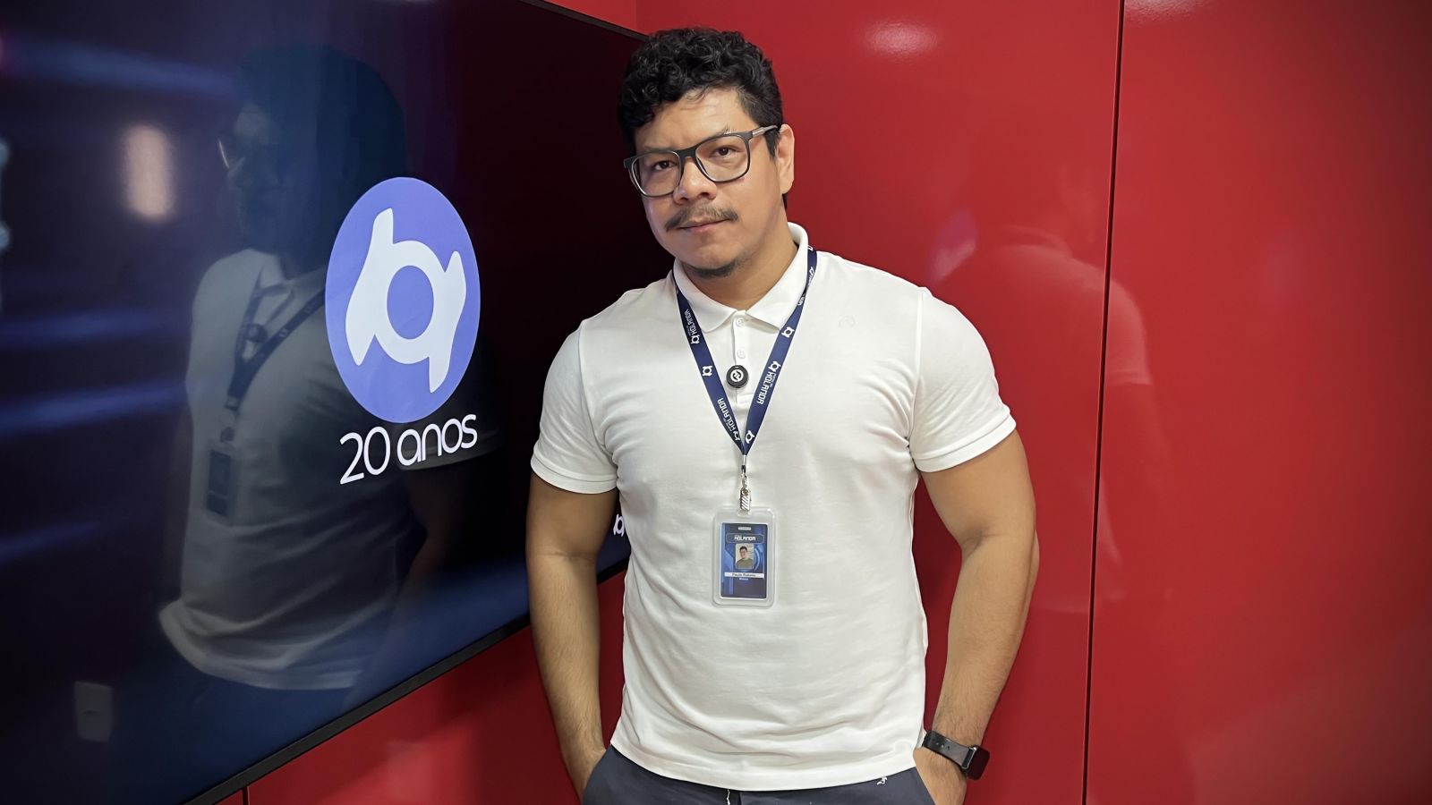 O apresentador do Banzeiro dos Famosos, Paulo Rabelo, nos estúdios do Portal do Holanda. Produção: André Protázio e Paulo Rabelo. Roteiro: Glauci Alencar.