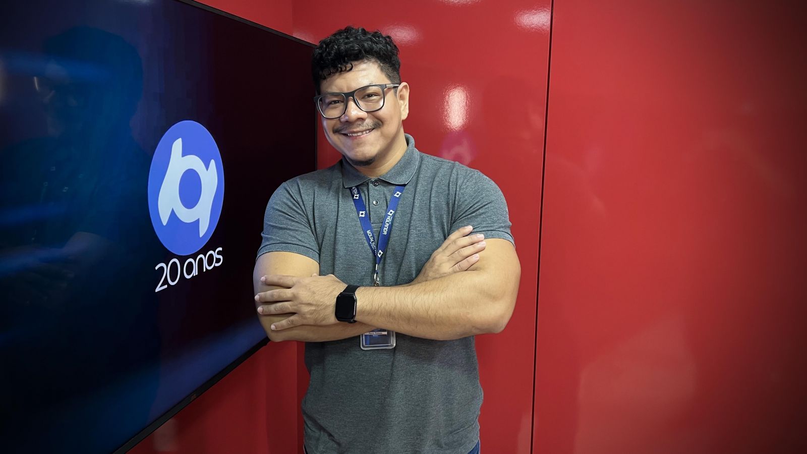 O apresentador Paulo Rabelo, nos estúdios do Portal do Holanda, para o programa Banzeiro dos Famosos. Produção: André Protázio e Paulo Rabelo. Roteiro: Glauci Alencar.