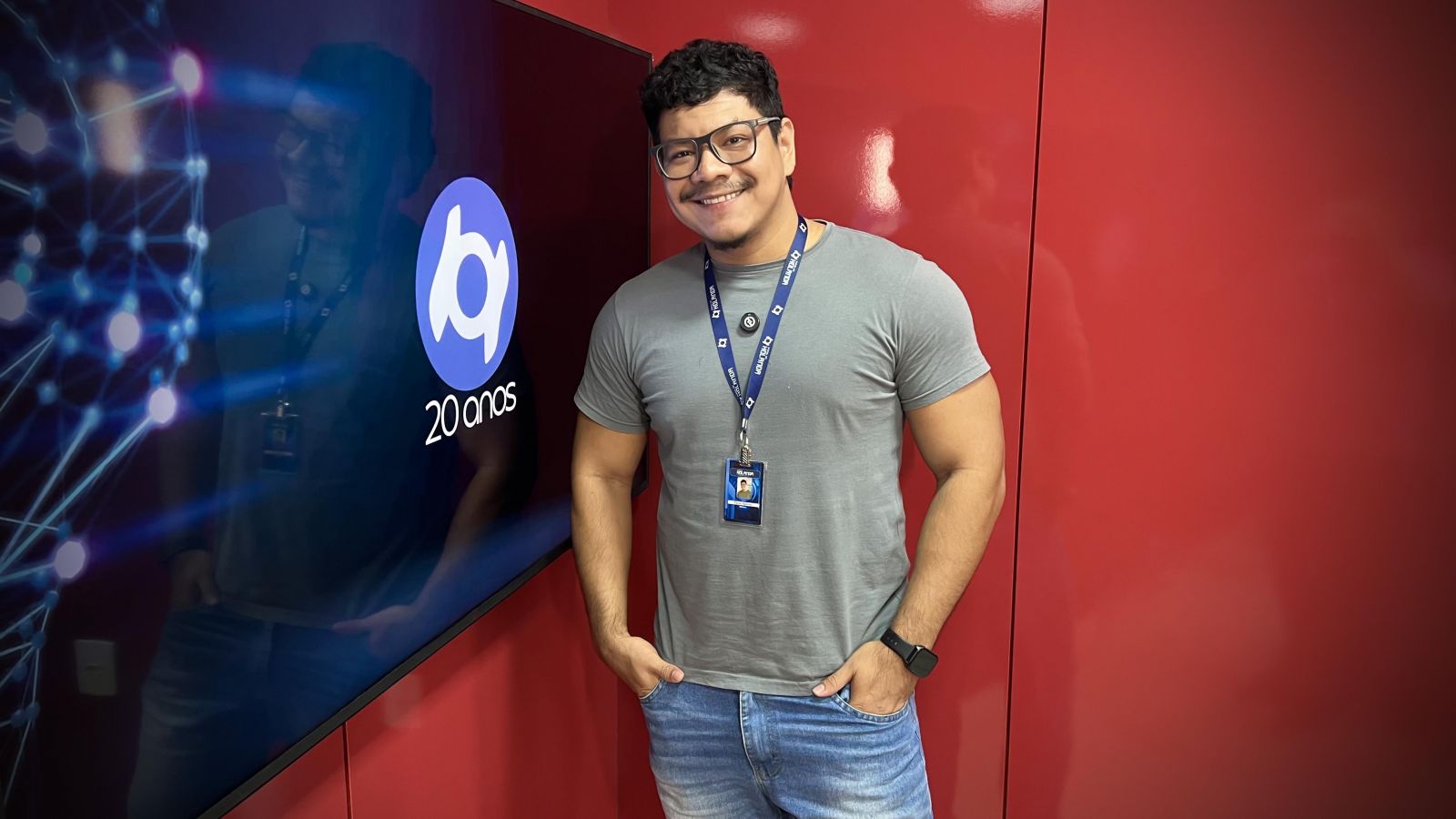 Paulo Rabelo, apresentador do Banzeiro dos Famosos, direto dos estúdios do Portal do Holanda. Produção: André Protázio e Paulo Rabelo. Roteiro: Glauci Alencar.