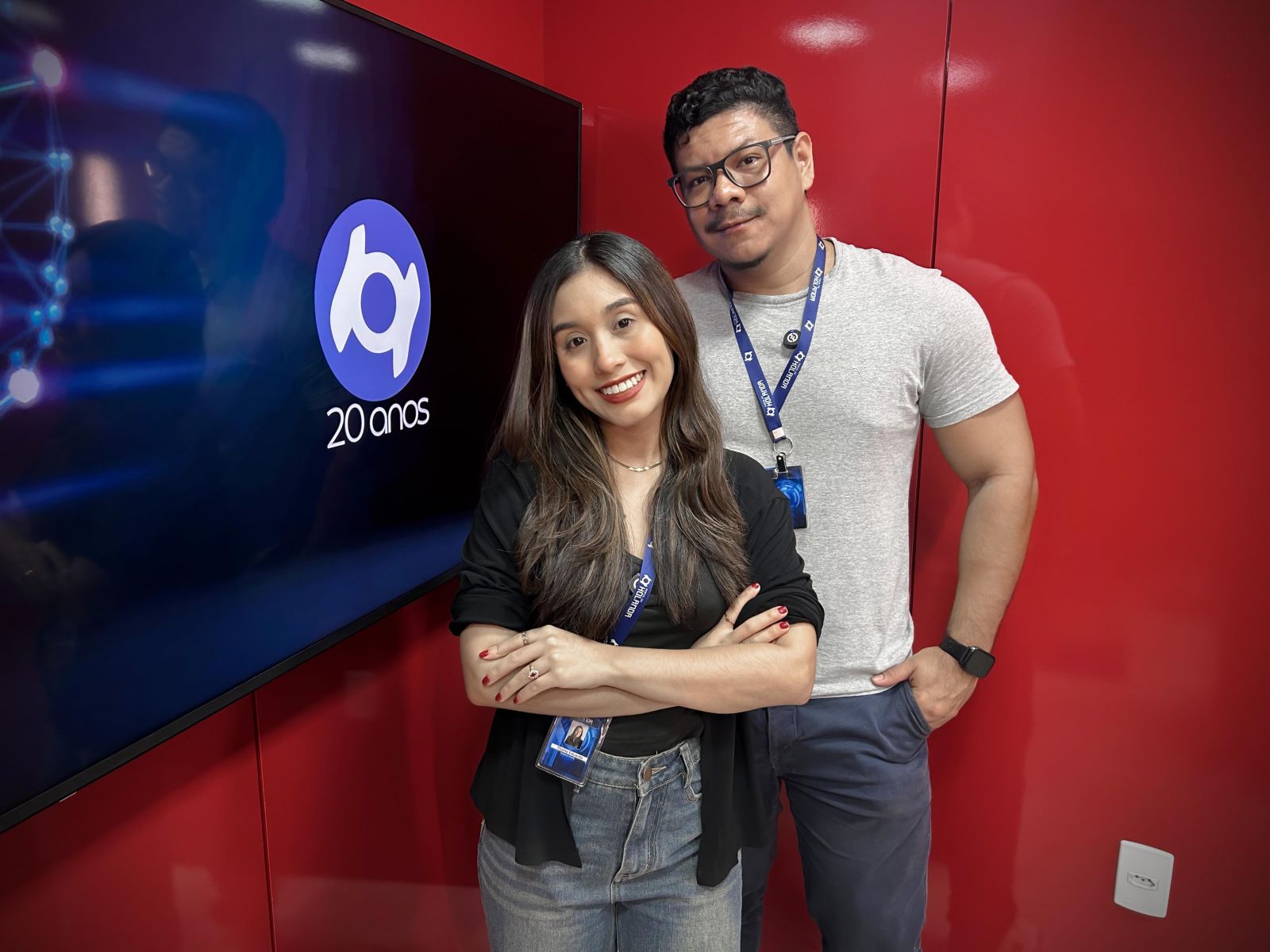 Thalita Eduarda e Paulo Rabelo comandam o Banzeiro dos Famosos direto dos estúdios do Portal do Holanda. Produção: André Protázio e Paulo Rabelo.