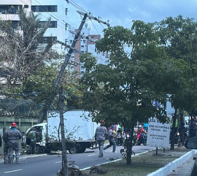 Poste quase desabou - Foto: Divulgação
