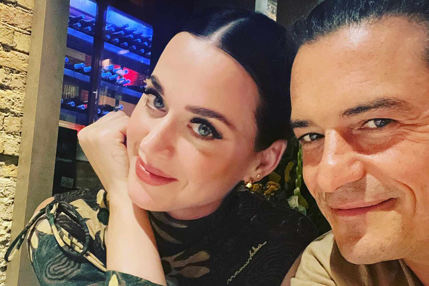 Katy Perry mostra a filha Daisy pela primeira vez durante show