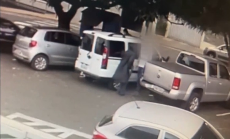 Jovem perseguiu o médico publicamente Foto: Reprodução/Fantástico