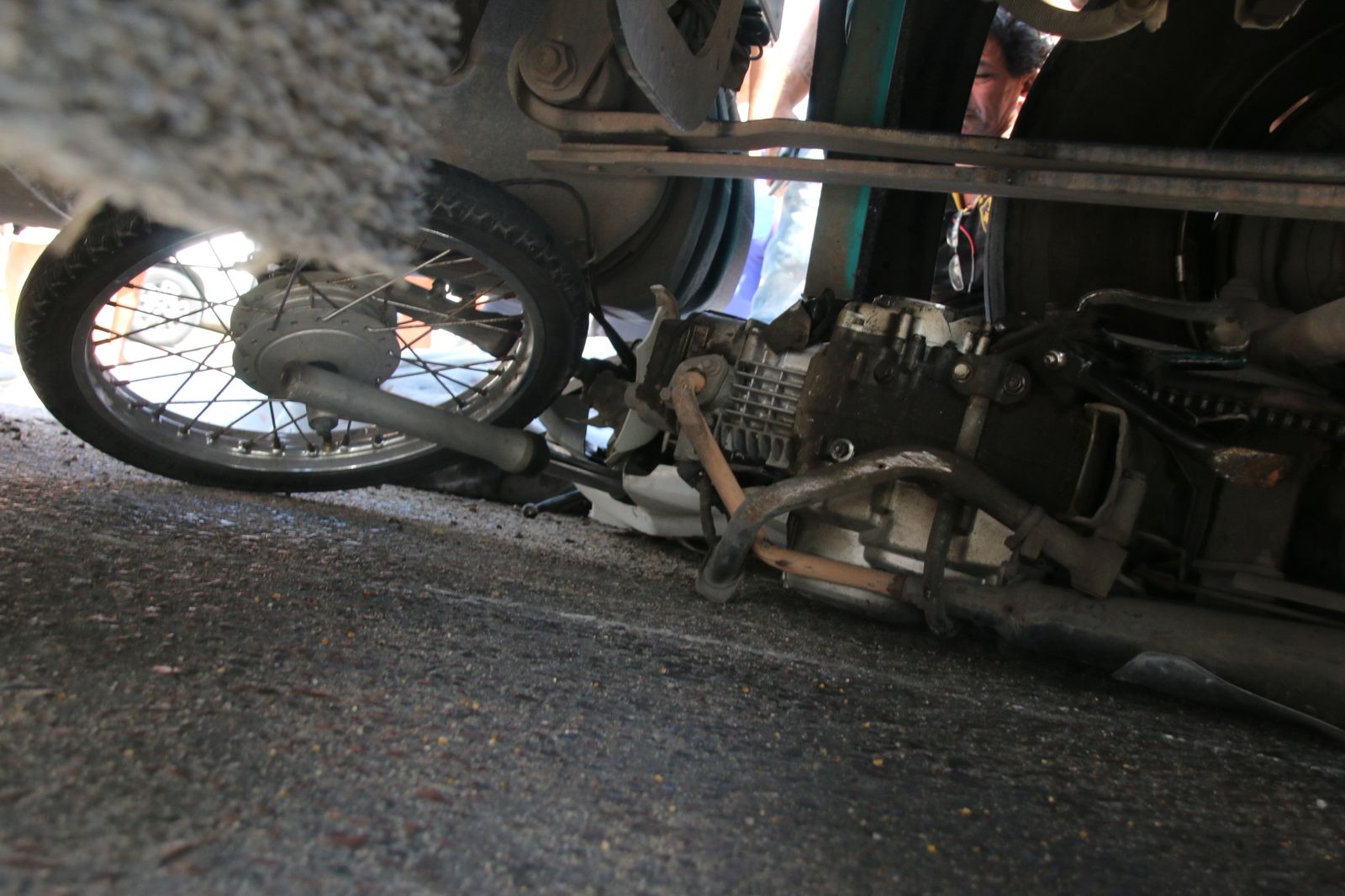 Moto ficou presa debaixo da carreta - Foto: Jander Robson/Portal do Holanda