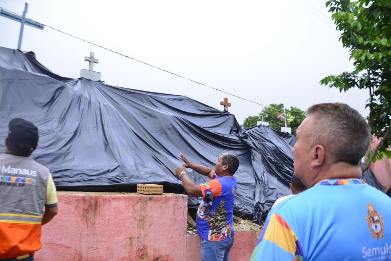 O secretário da Semulsp, Sabá Reis, foi até o local para conversar com a equipe que faria a reforma - Foto: Divulgação Semulsp