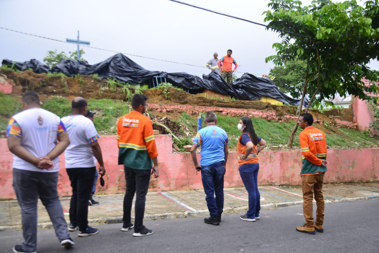 O muro desabou após a chuva que caiu em alguns bairros de Manaus - Foto: Divulgação Semulsp