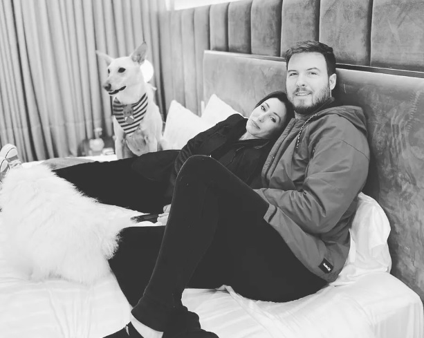 O coach de finanças fez um desabafo no Instagram afirmando:  “Eu não sou – e nunca fui – de compartilhar minha intimidade publicamente. Existe um ônus gigantesco em ser ‘público’. Às vezes, as narrativas saem de controle e há pouco que você pode fazer. Não tinha chegado a hora de fazer o anúncio que fizemos hoje pela manhã, mas, por bem, preferimos fazer – e que bom! Estou muito feliz (de verdade!). Não esperem encontrar fofocas e polêmicas por aqui. Eu falo sobre negócios e finanças”.