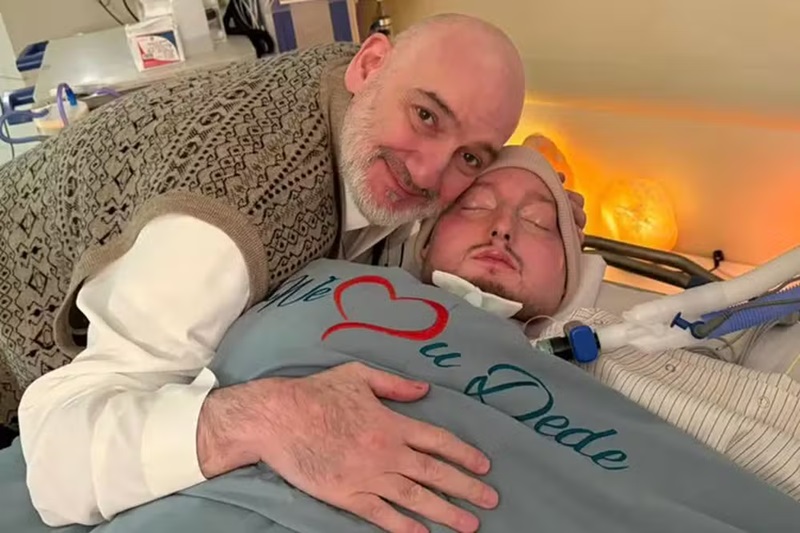 O príncipe ao lado do seu pai  — Foto: Reprodução/X