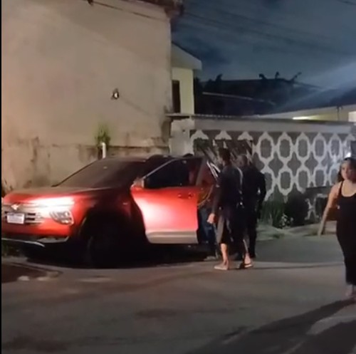 Carro da vítima foi abandonado - Foto: Divulgação