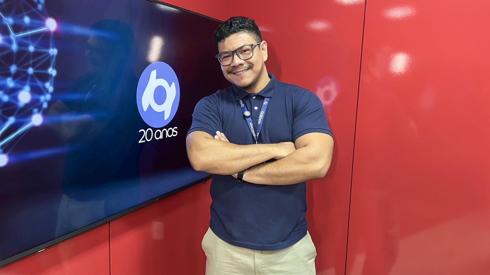 Paulo Rabelo, apresentador do programa Banzeiro dos Famosos, nos estúdios do Portal do Holanda. Produção: André Protázio e Paulo Rabelo.