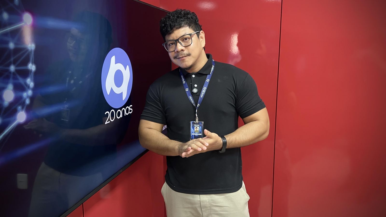 O apresentador do Banzeiro dos Famosos, Paulo Rabelo, direto dos estúdios do Portal do Holanda. Produção: André Protázio e Paulo Rabelo. Roteiro: Glauci Alencar.