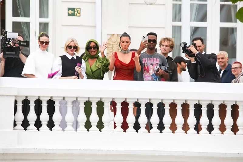 Parte do elenco de 'Tudo é Justo' no Copa Cabana Palace — Foto: Dilson Silva/ AgNews