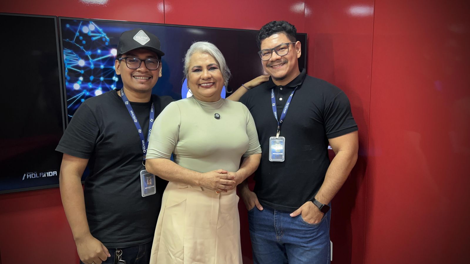 A apresentadora Ednilza Guedes, nos estúdios do Portal do Holanda, ao lado dos dois produtores do quadro Leia a Bula, André Protázio e Paulo Rabelo.