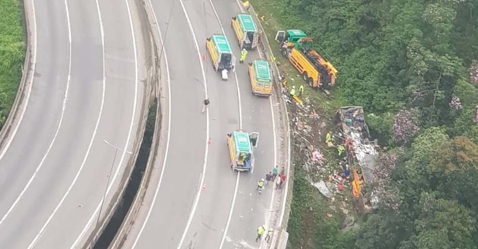 Ônibus ficou destroçado - Foto: Divulgação