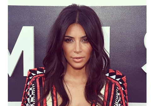 Kim Kardashian posa nua e exibe bumbum avantajado em capa de revista