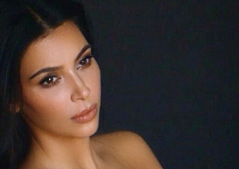 Kim Kardashian posa nua e divulga bastidores em vídeo
