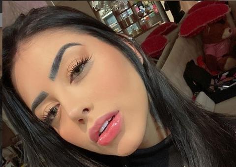 MC Mirella surge sem dedo em ensaio sensual e intriga internautas