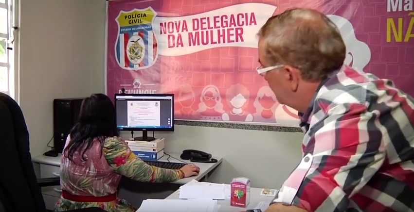 Repórter se levantou rapidamente após a queda (Foto: Divulgação)