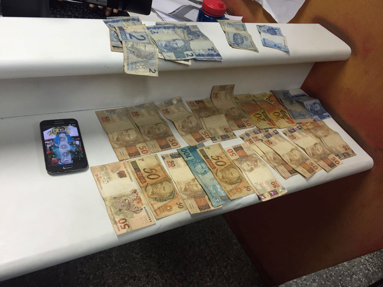 Ao ser questionado homem não sabia a senha para destravar o celular e nem quanto havia em dinheiro (Foto: PMAM)