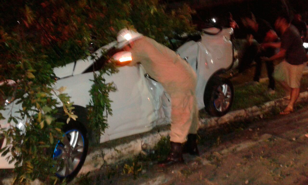 Vítima perdeu o controle do veículo em alta velocidade (Foto: Bombeiros)