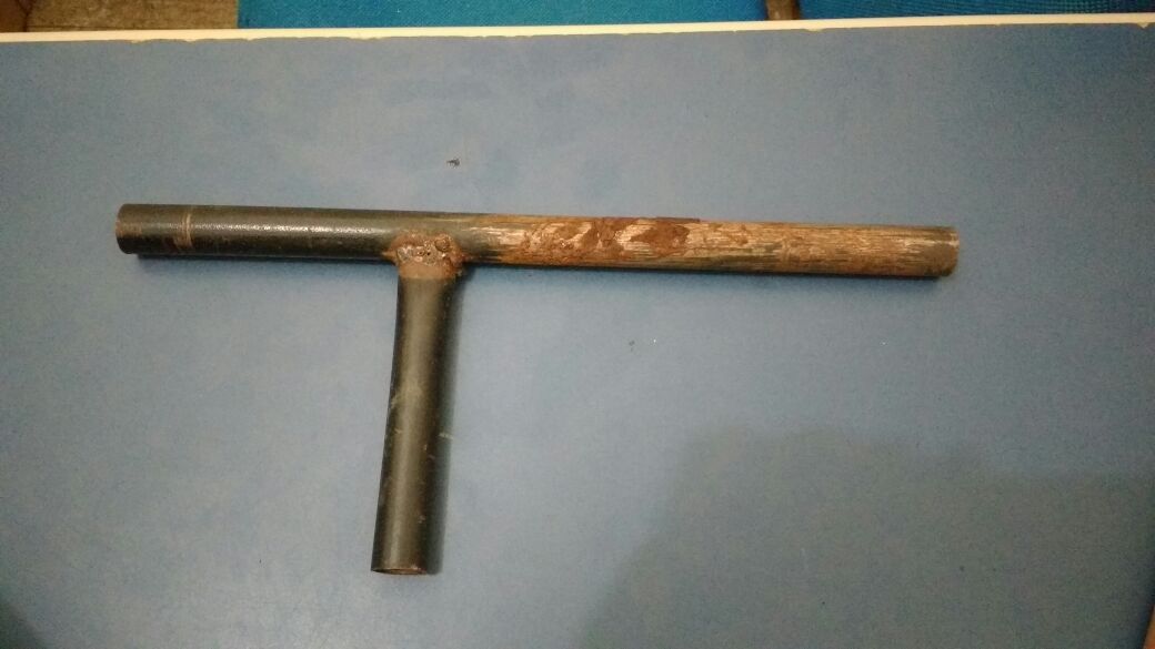 Arma caseira foi encontrada na casa da avó do suspeito (Foto: PMAM)