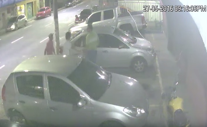 Ação dos criminosos foi registrada pelas câmeras de segurança de um estabelecimento (Foto: Portal do Holanda)