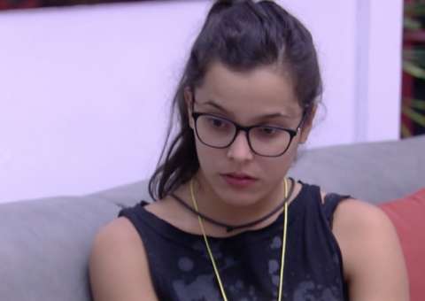 BBB17: Emilly diz para Marcos que posaria nua e revela motivo