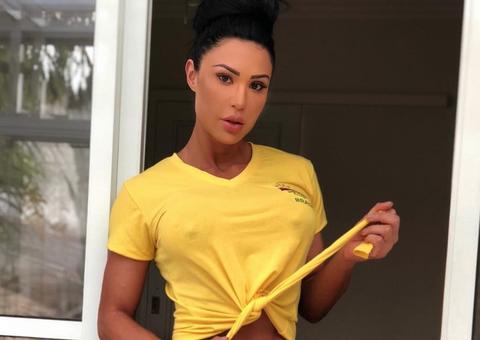 Gracyanne Barbosa posta foto completamente nua