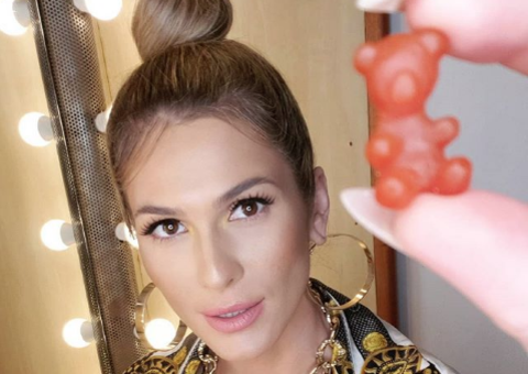 Lívia Andrade empina bumbum em cima de cavalo