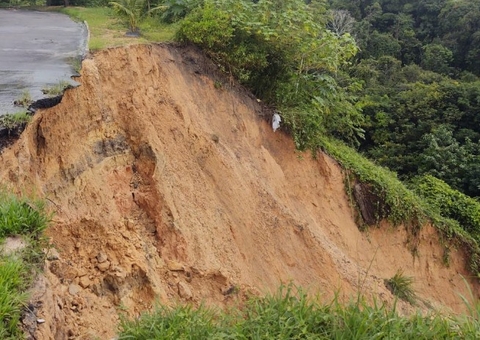 Deslizamento de Barranco Ameaça Duas Casas em Manaus Após Fortes Chuvas