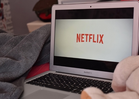 Netflix começa a cobrar assinatura de quem emprestar senha para