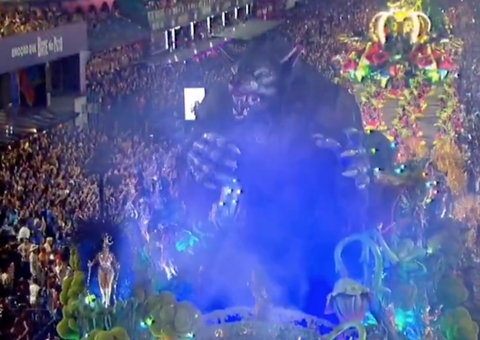 Artistas de Parintins Impressionam na Sapucaí com Lobisomem Gigante da Imperatriz Leopoldinense