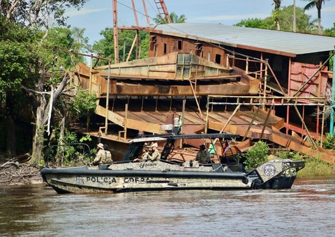 Operação Yacumama: Polícia Federal apreende embarcações e dragas em combate a garimpo ilegal no Rio Negro, região metropolitana de Manaus