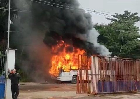 Ônibus de Transporte Público é Consumido por Incêndio em Manaus