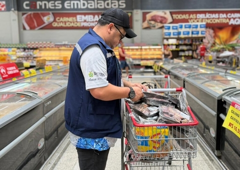 Procon-AM apreende mais de 80 kg de alimentos irregulares em supermercado de Manaus