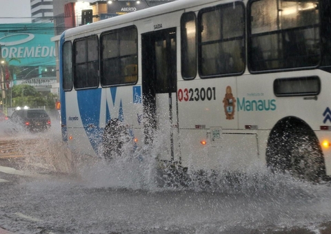 Manaus enfrenta caos no trânsito com fortes chuvas e alagamentos generalizados