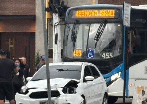 Acidente na Constantino Nery: Carro perde controle e é atingido por ônibus em Manaus