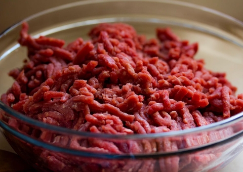 Lavar carne en el fregadero puede provocar intoxicación alimentaria