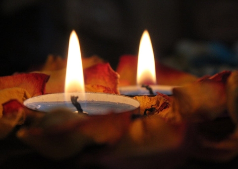 Conhe&ccedil;a os perigos ocultos das velas perfumadas e incensos