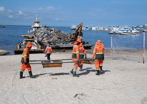 Prefeitura de Manaus avança na revitalização da praia da Ponta Branca com limpeza e ordenamento